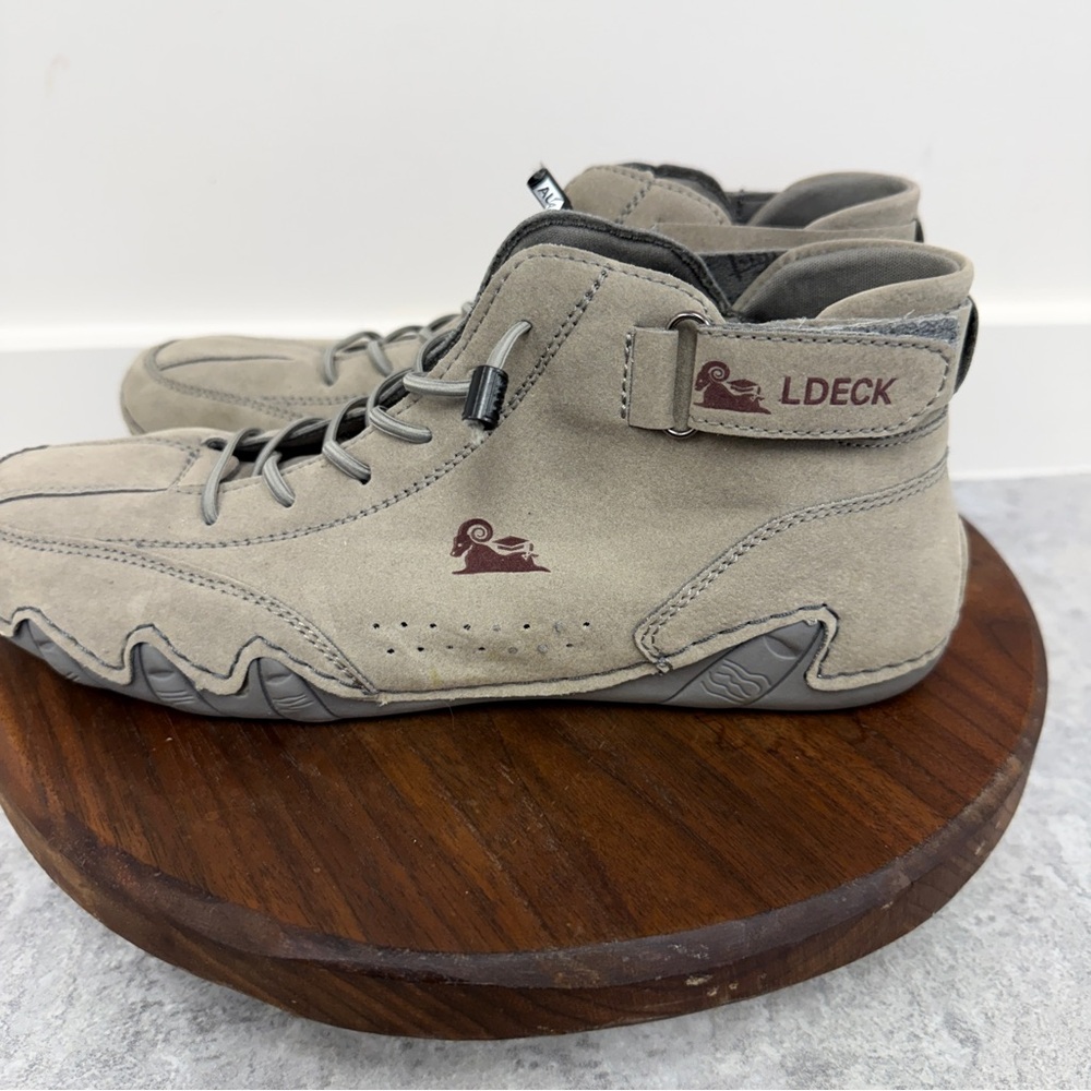 LDECK suede‎ leather high-top casual or hiking shoes in a taupe/grey color. Sz39